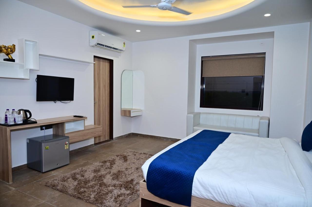 The Dwelling Inn Greater Noida Eksteriør billede