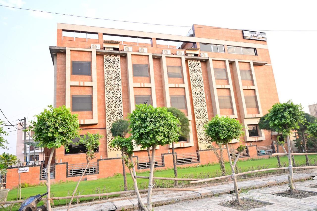 The Dwelling Inn Greater Noida Eksteriør billede